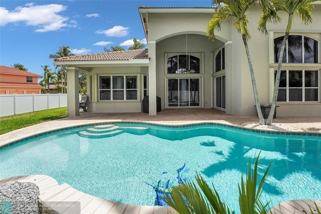 4 beds luxury house